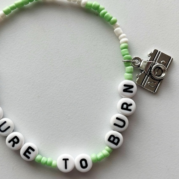Taylor Swift Eras Tour Friendship Bracelet Picture To Burn Debut w/ Camera Charm - Picture 2 of 2